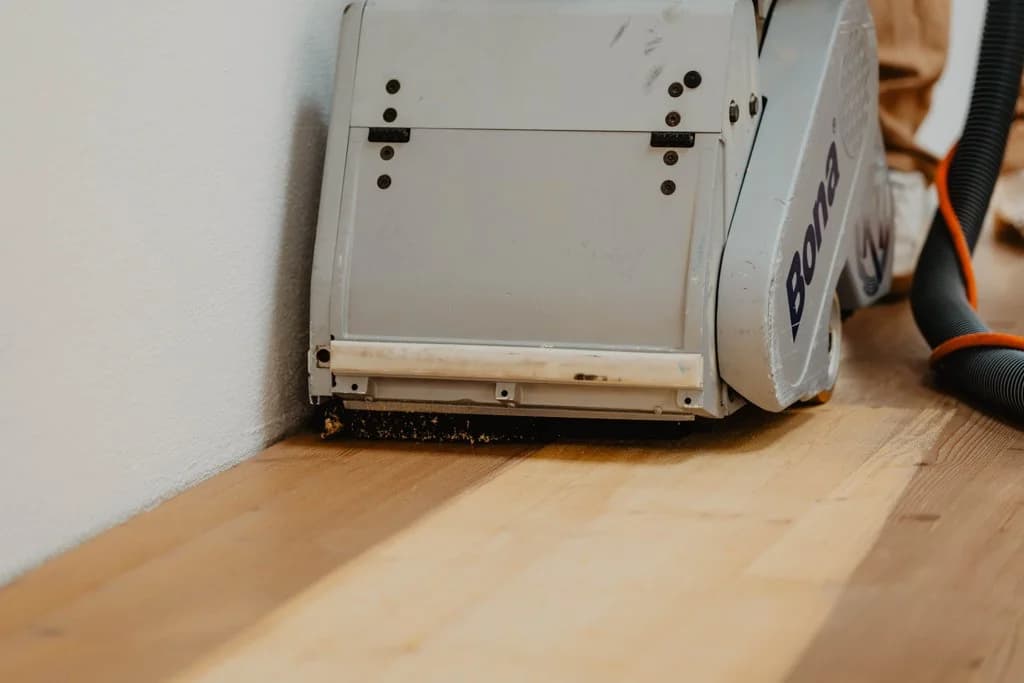 Bona Schleifmaschine im Detail beim staubfreien Bodenschleifen