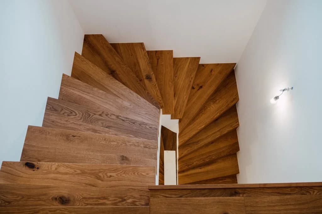 Schwebende Holztreppe aus Eiche im Detail