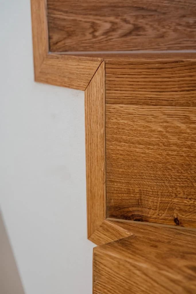 Detail der Eichenmaserung und Verarbeitung einer Holztreppe