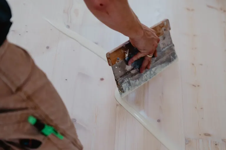 Spachtel beim Einarbeiten des Öls – Detail