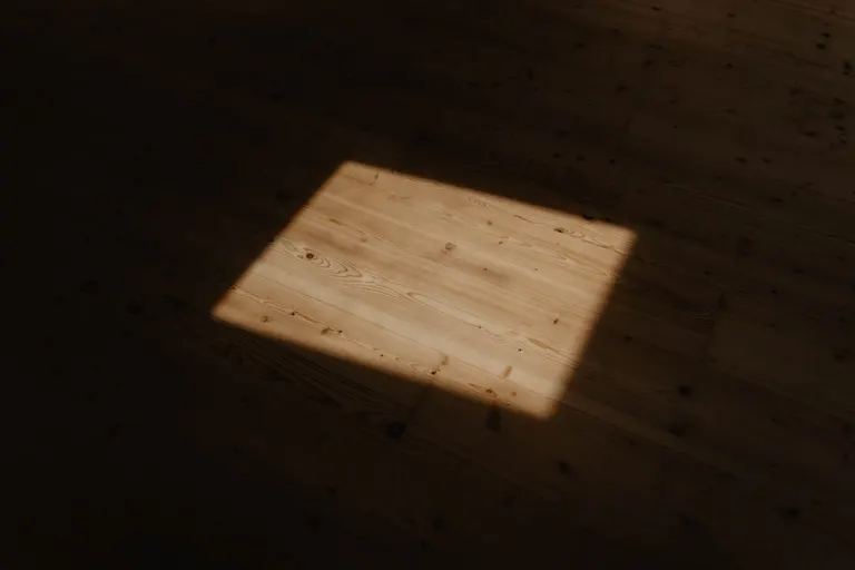 Lichtfleck auf frisch behandelten Holzdielen