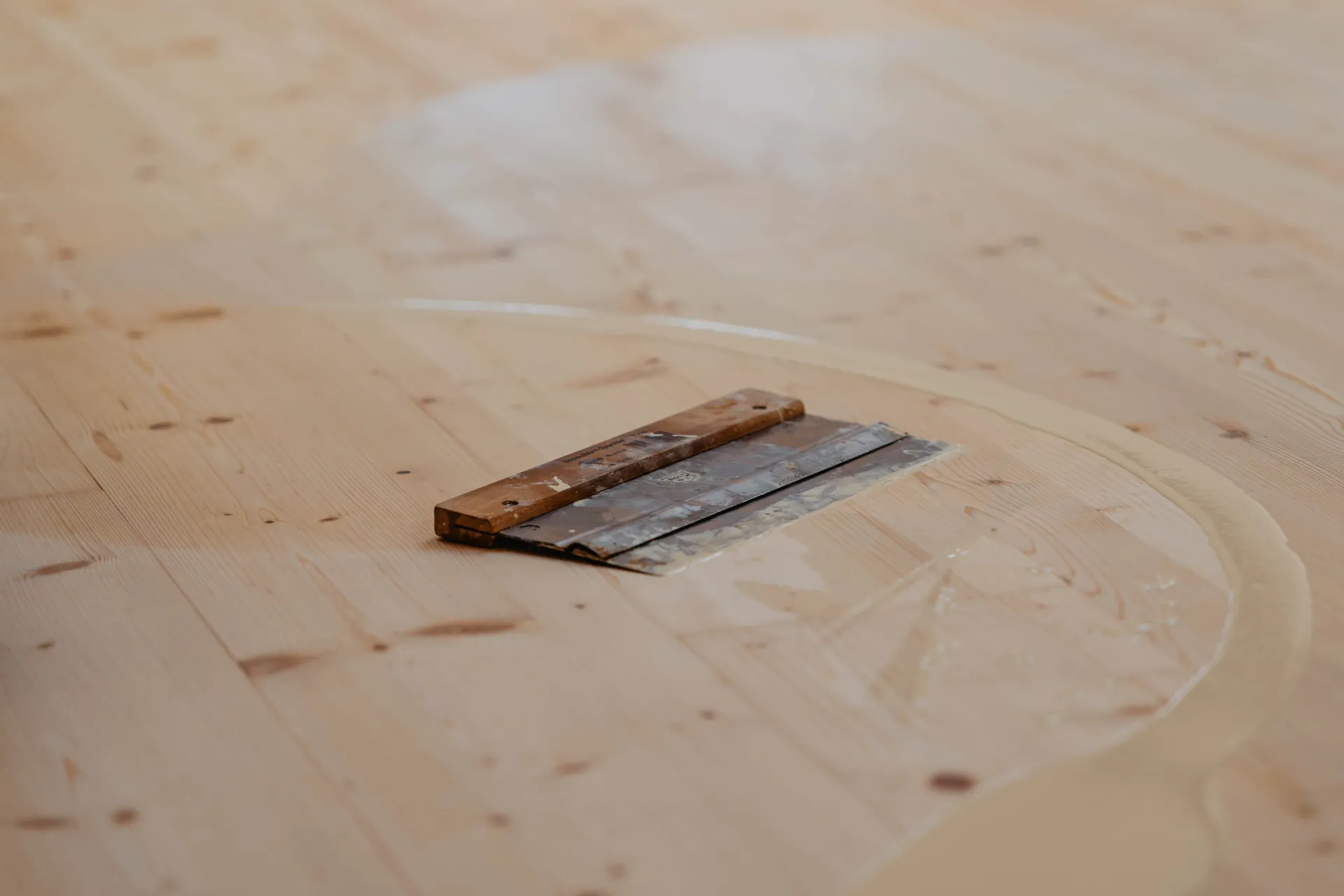 Spachtel auf einem frisch geölten Holzboden