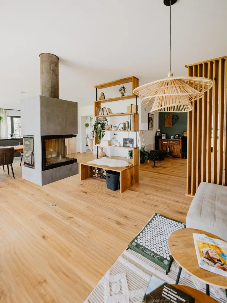 Fertig eingerichteter Wohnraum mit hellem Holzboden